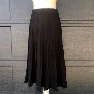 Elie Tahari: Black pleated skirt
